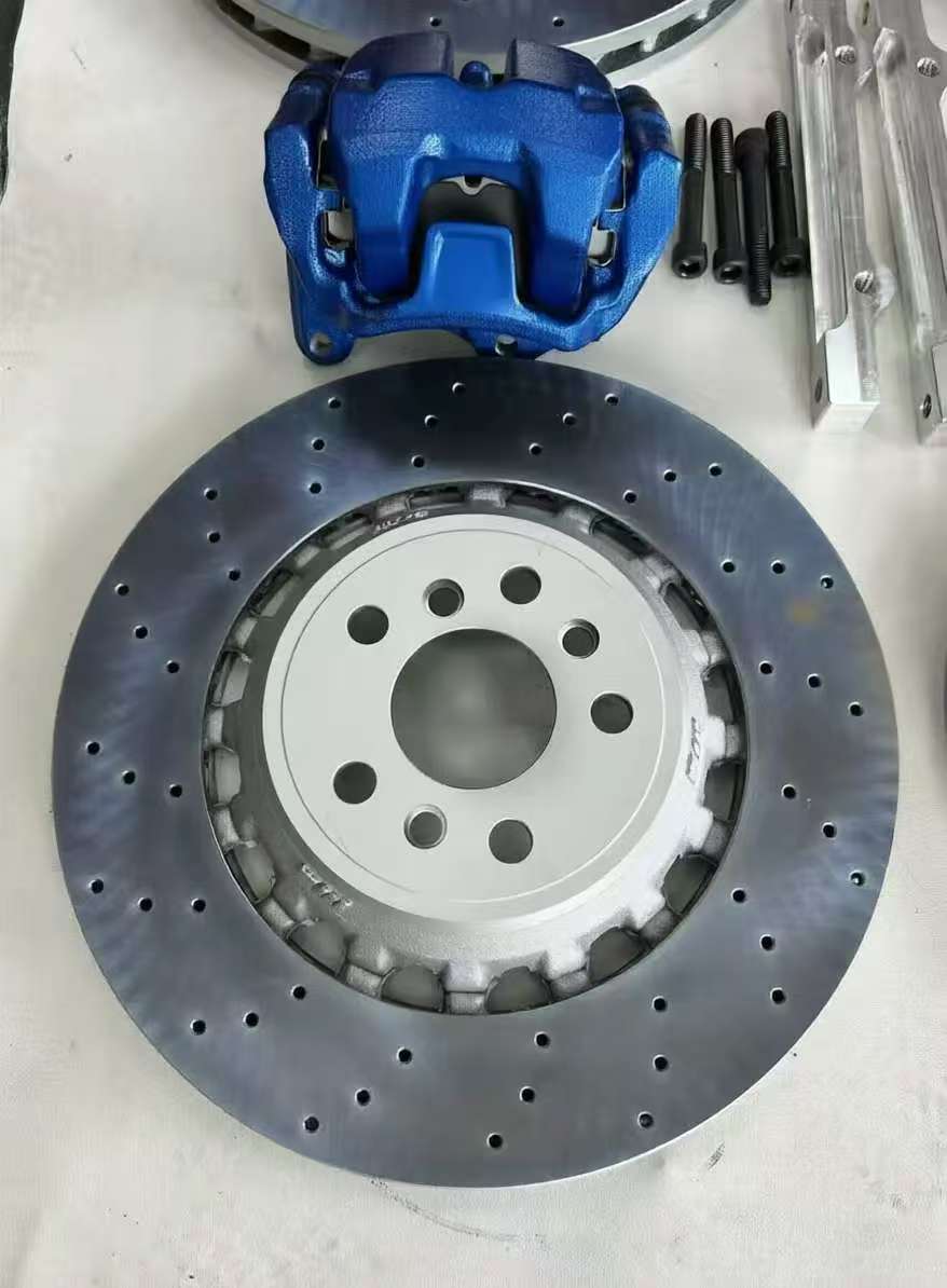 طقم فرامل سباق مخصص بـ 6 مكابس - مراجعة Brake Caliper وسعره